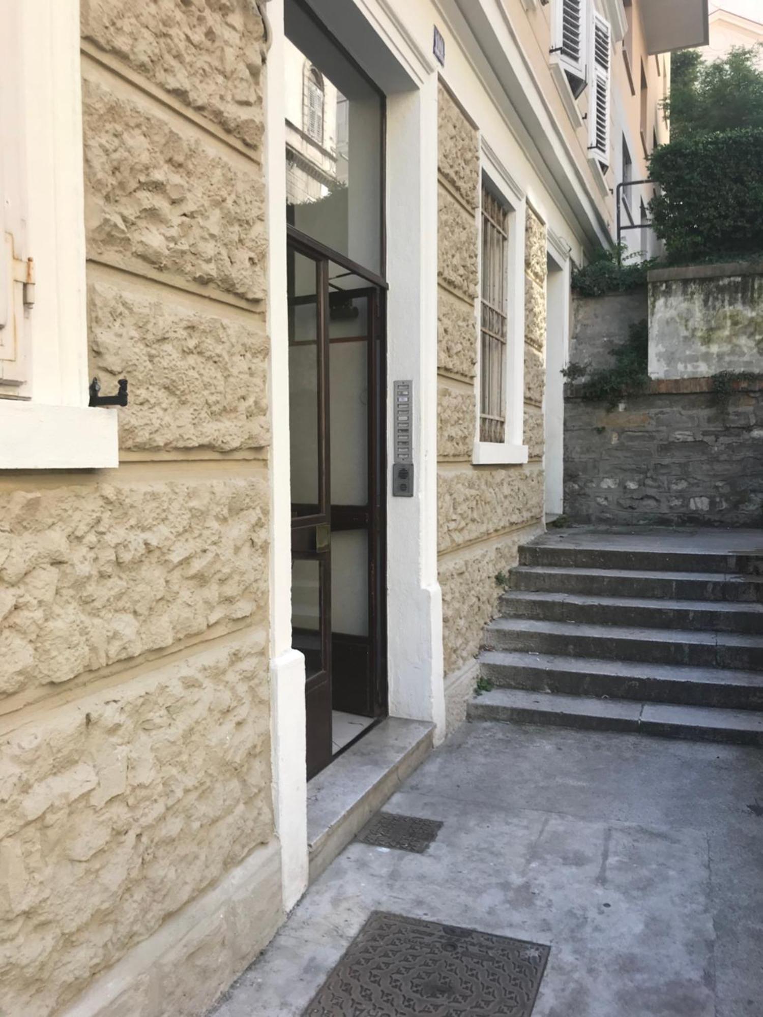 Alla Scalinata Del Teatro Rossetti Parcheggio Τεργέστη Εξωτερικό φωτογραφία