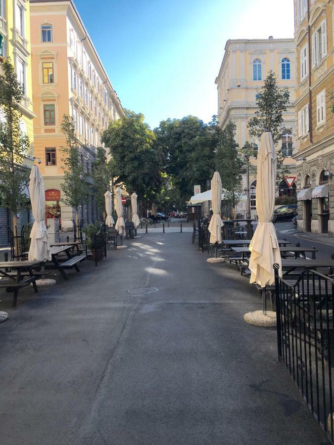 Alla Scalinata Del Teatro Rossetti Parcheggio Τεργέστη Εξωτερικό φωτογραφία